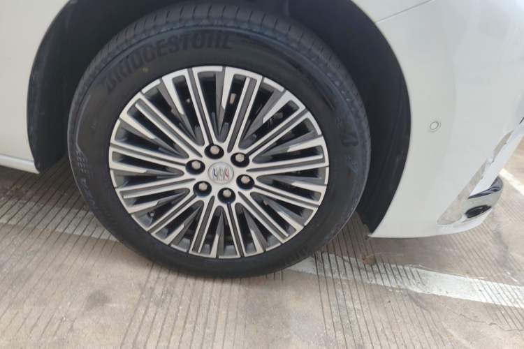 Used Buick GL8 New Energy 2024 Lu Zun Luxury Edition 7-Seater Right Front Wheel Hub