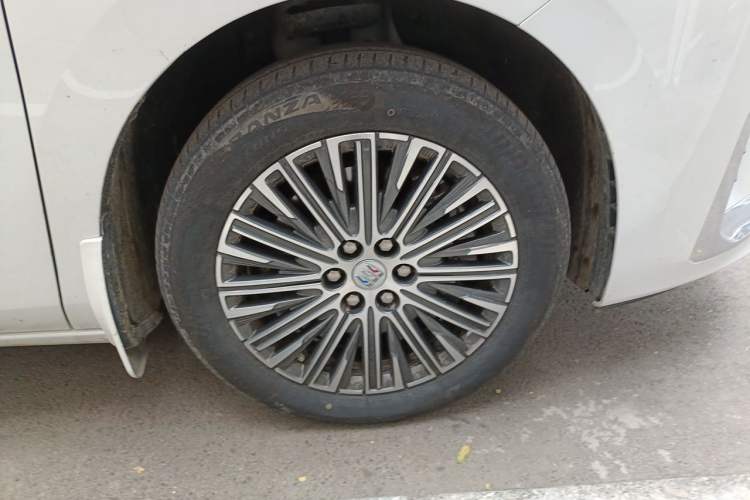 Used Buick GL8 New Energy 2024 Lu Zun Deluxe Edition 7-Seater Right Front Wheel Hub