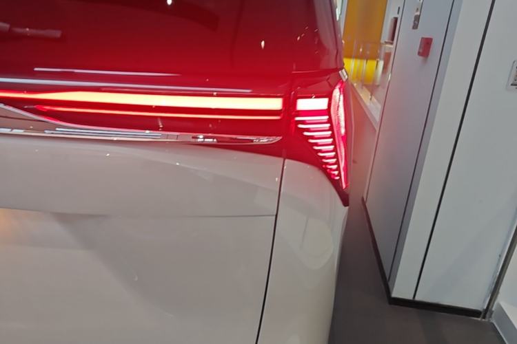 Used Buick GL8 New Energy 2024 Lu Zun Luxury Edition 6-Seater Right Rear Taillight