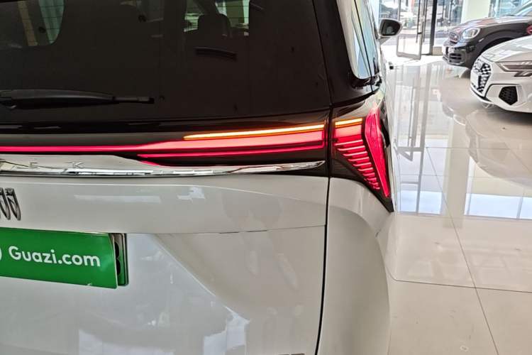 Used Buick GL8 New Energy 2024 Lu Zun Smart Edition 7-Seater Right Rear Taillight