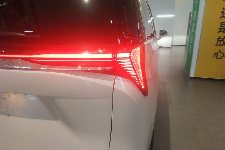Used Buick GL8 New Energy 2024 Lu Zun Luxury Edition 7-Seater Right Rear Taillight