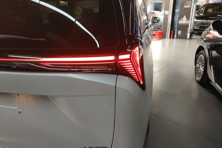 Used Buick GL8 New Energy 2024 Lu Zun Luxury Edition 7-Seater Right Rear Taillight