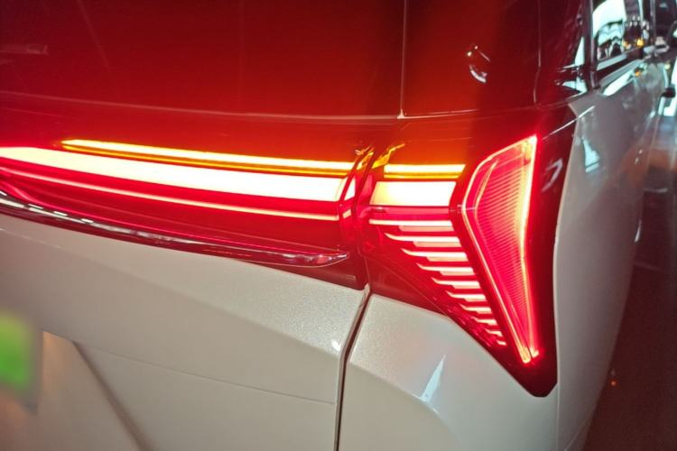 Used Buick GL8 New Energy 2024 Lu Zun Luxury Edition 7-Seater Right Rear Taillight
