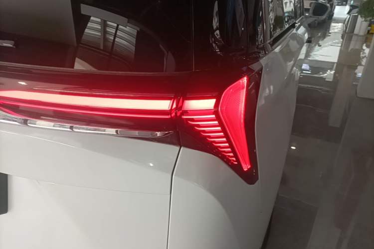 Used Buick GL8 New Energy 2024 Lu Zun Deluxe Edition 7-Seater Right Rear Taillight