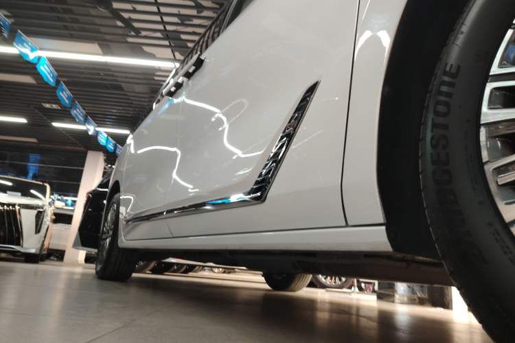 Used Buick GL8 New Energy 2024 Lu Zun Luxury Edition 7-Seater Right Side Sill