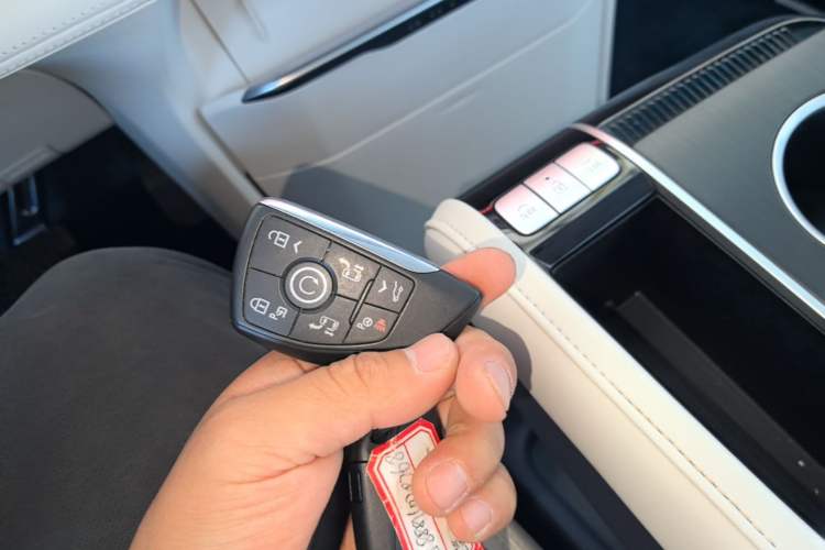 Used Buick GL8 New Energy 2024 Lu Zun Luxury Edition 7-Seater Vehicle Key