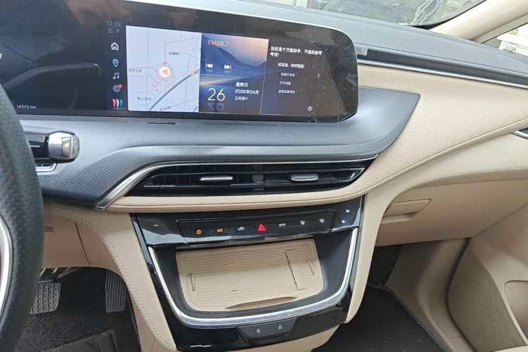 Used Buick GL8 New Energy 2025 Lu Shang Luxury Edition 7-Seater Audio And AC Panel