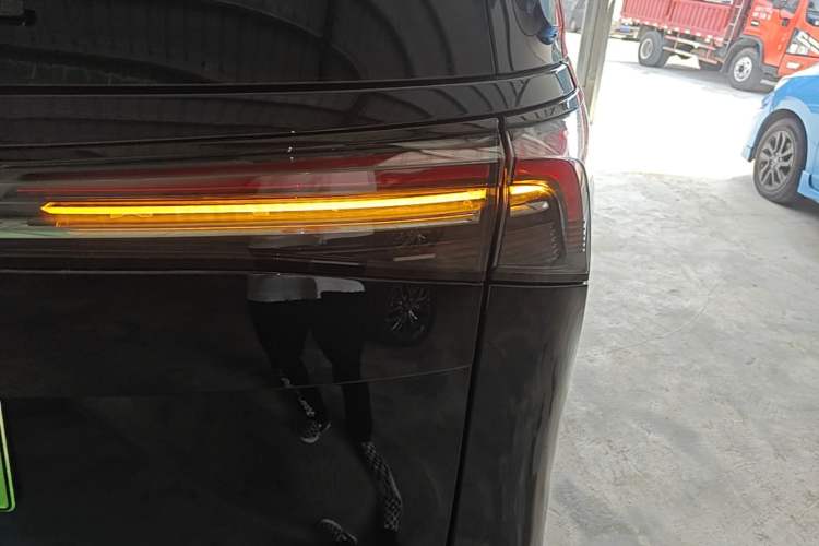 Used Buick GL8 New Energy 2025 Lu Shang Smart Enjoyment Edition 7-Seater Right Rear Taillight