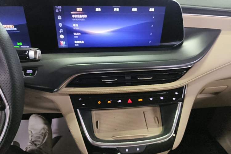 Used Buick GL8 New Energy 2025 Lu Shang Luxury Edition 7-Seater Audio And AC Panel