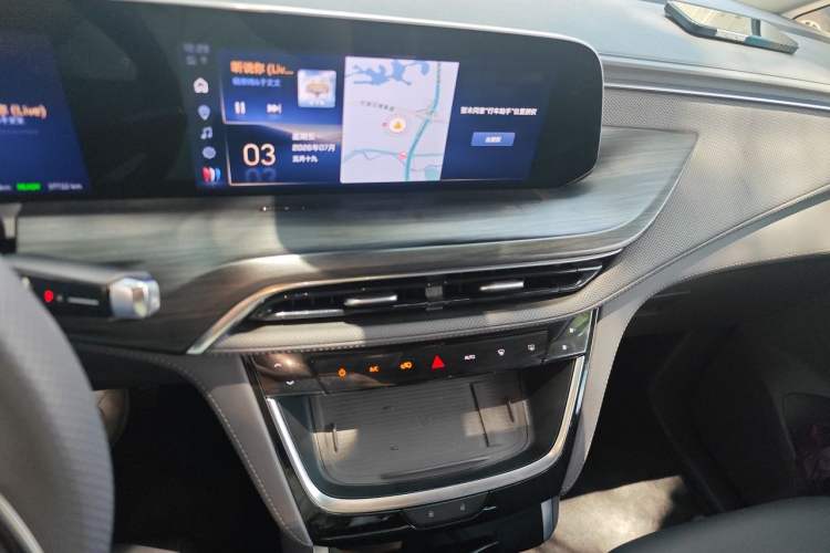 Used Buick GL8 New Energy 2025 Lu Shang Luxury Edition 7-Seater Audio And AC Panel