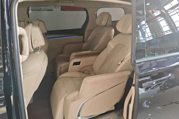 Used Buick GL8 New Energy 2025 Lu Shang Luxury Edition 7-Seater Interior 4