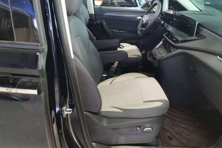 Used Buick GL8 New Energy 2025 Lu Shang Luxury Edition 7-Seater Right Front Seat
