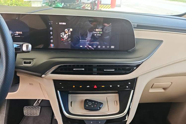 Used Buick GL8 New Energy 2025 Lu Shang Luxury Edition 7-Seater Audio And AC Panel