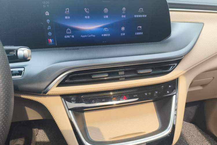 Used Buick GL8 New Energy 2025 Lu Shang Smart Enjoyment Edition 7-Seater Audio And AC Panel