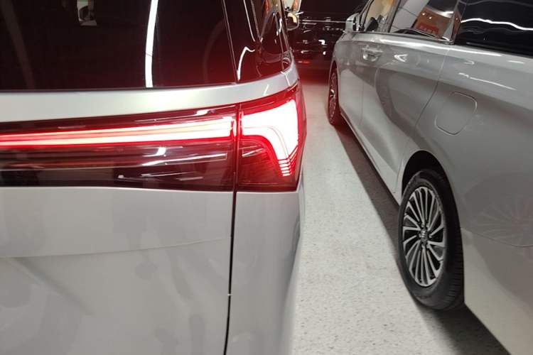 Used Buick GL8 New Energy 2025 Lu Shang Luxury Edition 7-Seater Right Rear Taillight