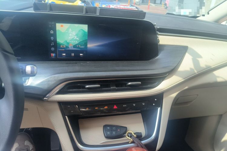 Used Buick GL8 New Energy 2025 Lushang First-Drive Edition 7-Seater Audio And AC Panel