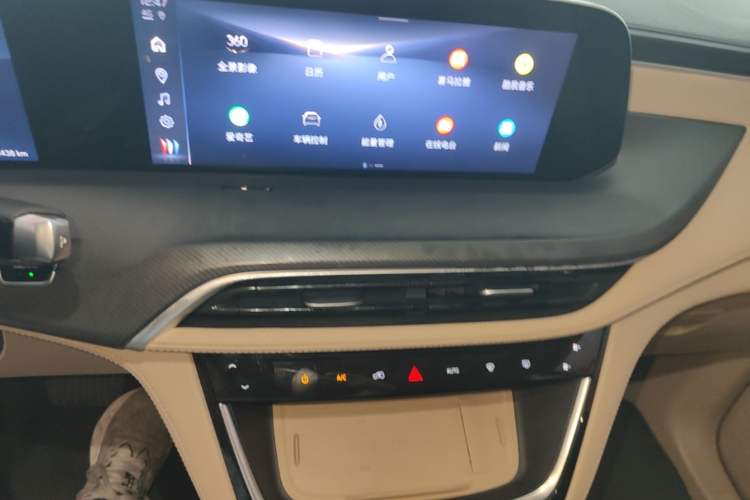 Used Buick GL8 New Energy 2025 Lu Shang Luxury Edition 7-Seater Audio And AC Panel