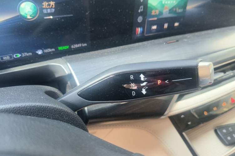Used Buick GL8 New Energy 2025 Lushang First-Drive Edition 7-Seater Gear Lever