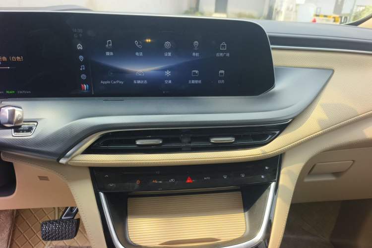 Used Buick GL8 New Energy 2025 Lushang First-Drive Edition 7-Seater Audio And AC Panel