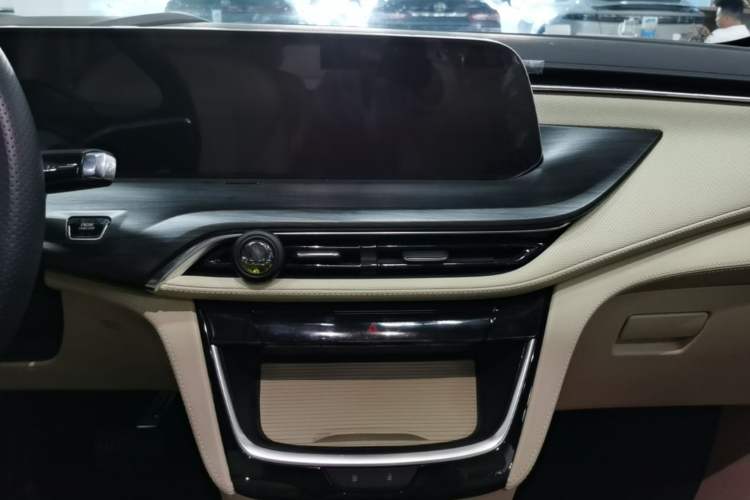 Used Buick GL8 New Energy 2025 Lu Shang Smart Enjoyment Edition 7-Seater Audio And AC Panel