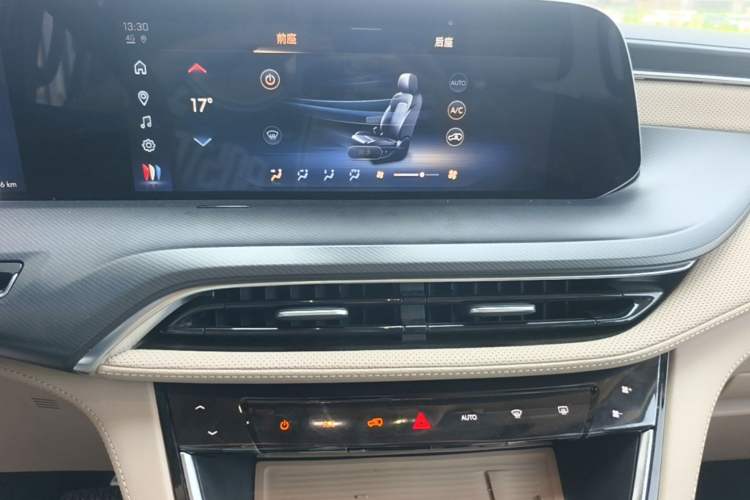 Used Buick GL8 New Energy 2025 Lu Shang Luxury Edition 7-Seater Audio And AC Panel