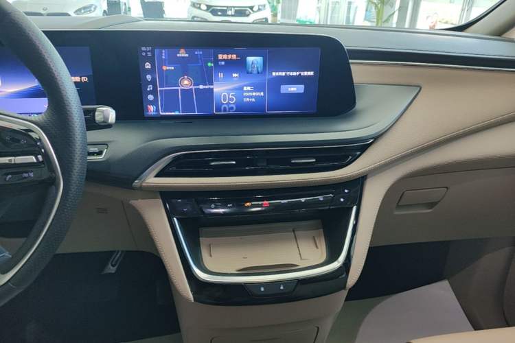 Used Buick GL8 New Energy 2025 Lu Shang Luxury Edition 7-Seater Audio And AC Panel