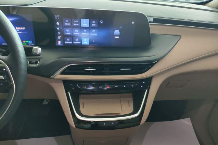 Used Buick GL8 New Energy 2025 Lu Shang Luxury Edition 7-Seater Audio And AC Panel