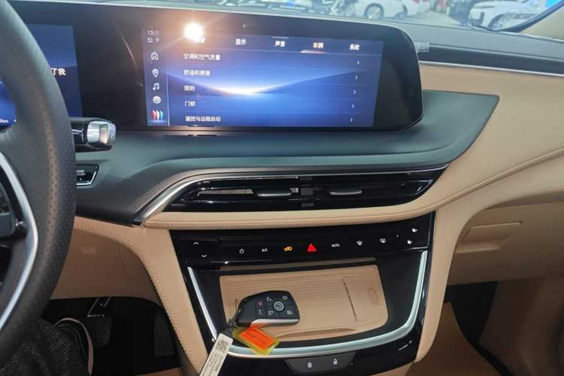 Used Buick GL8 New Energy 2025 Lu Shang Luxury Edition 7-Seater Audio And AC Panel