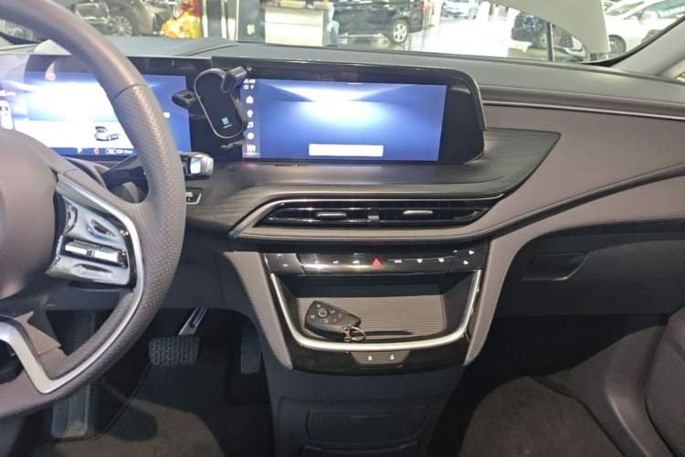 Used Buick GL8 New Energy 2025 Lu Shang Smart Enjoyment Edition 7-Seater Audio And AC Panel