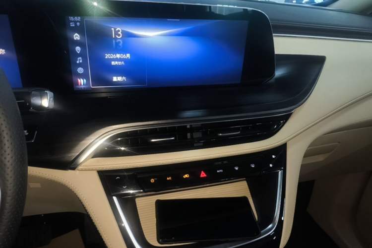 Used Buick GL8 New Energy 2025 Lu Shang Smart Enjoyment Edition 7-Seater Audio And AC Panel