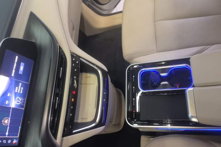 Used Buick GL8 New Energy 2025 Lu Shang Luxury Edition 7-Seater Audio And AC Panel