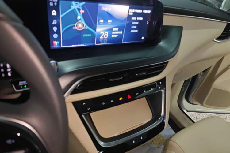 Used Buick GL8 New Energy 2025 Lushang First-Drive Edition 7-Seater Audio And AC Panel