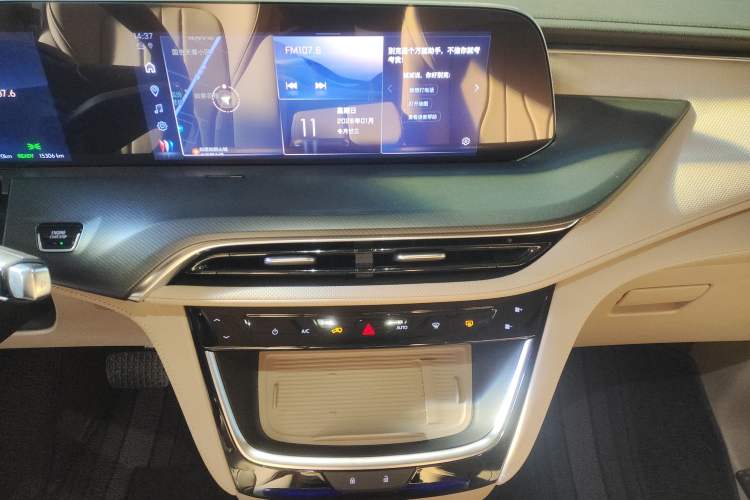 Used Buick GL8 New Energy 2025 Lu Shang Luxury Edition 7-Seater Audio And AC Panel