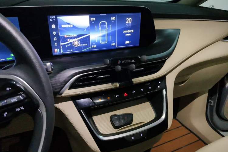 Used Buick GL8 New Energy 2025 Lushang First-Drive Edition 7-Seater Audio And AC Panel