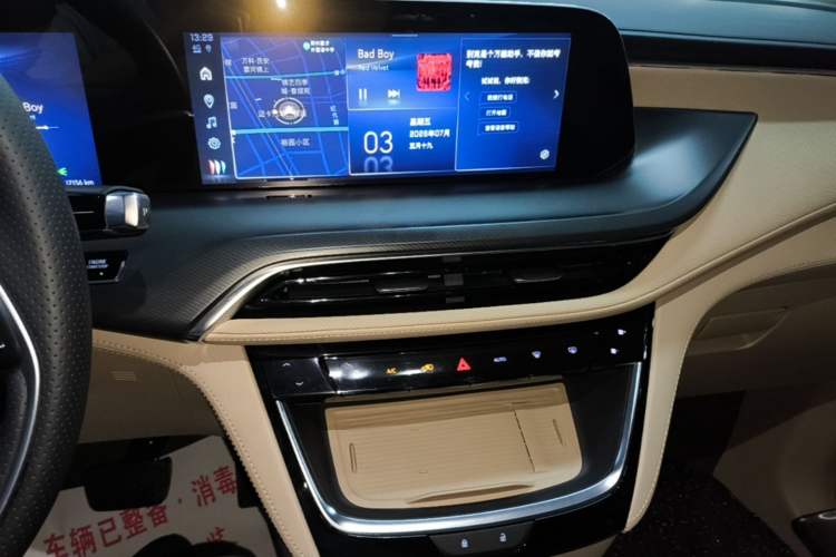 Used Buick GL8 New Energy 2025 Lu Shang Luxury Edition 7-Seater Audio And AC Panel