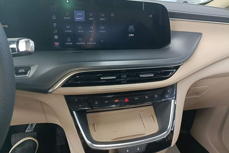 Used Buick GL8 New Energy 2025 Lu Shang Luxury Edition 7-Seater Audio And AC Panel