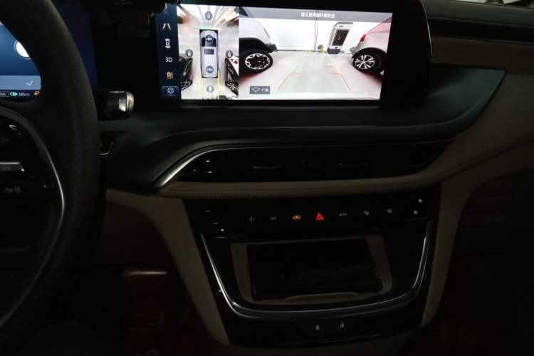 Used Buick GL8 New Energy 2025 Lu Shang Luxury Edition 7-Seater Audio And AC Panel