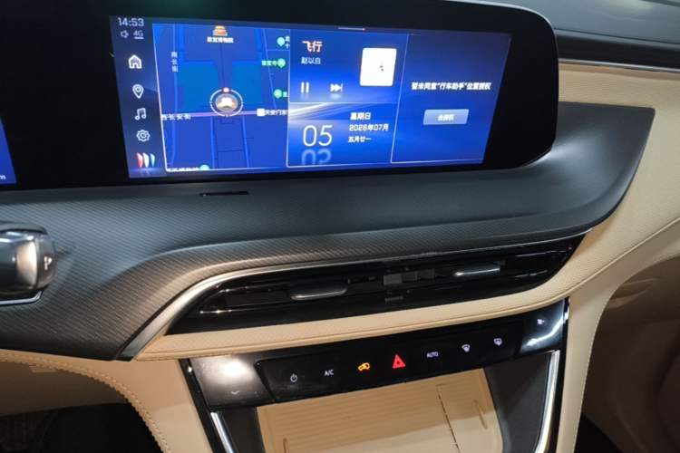 Used Buick GL8 New Energy 2025 Lu Shang Luxury Edition 7-Seater Audio And AC Panel