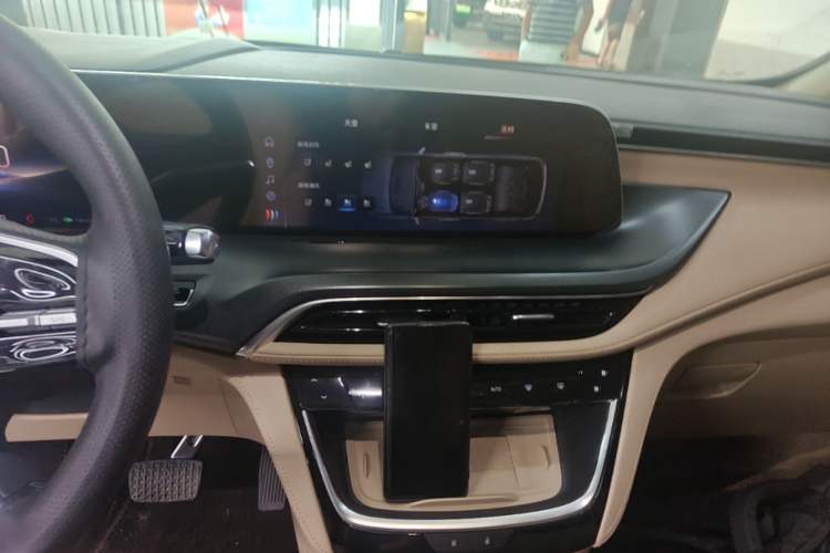 Used Buick GL8 New Energy 2025 Lu Shang Luxury Edition 7-Seater Audio And AC Panel