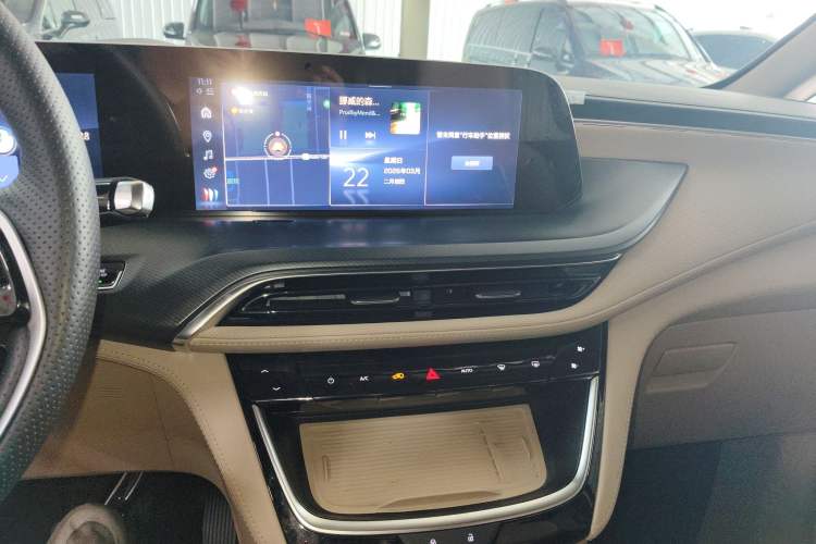 Used Buick GL8 New Energy 2025 Lu Shang Luxury Edition 7-Seater Audio And AC Panel