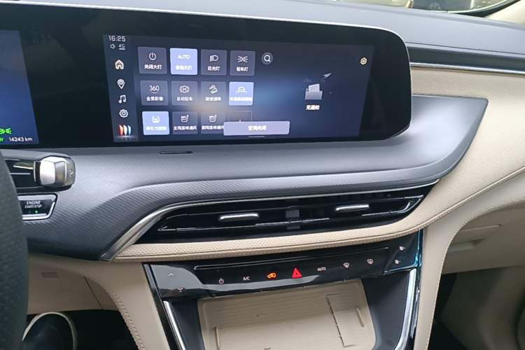 Used Buick GL8 New Energy 2025 Lu Shang Luxury Edition 7-Seater Audio And AC Panel