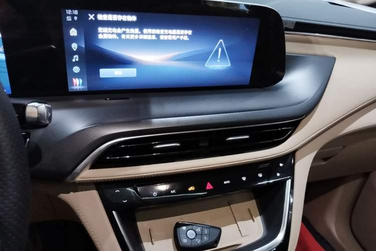 Used Buick GL8 New Energy 2025 Lu Shang Luxury Edition 7-Seater Audio And AC Panel