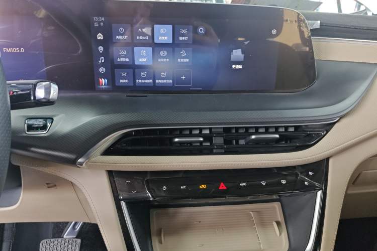 Used Buick GL8 New Energy 2025 Lu Shang Luxury Edition 7-Seater Audio And AC Panel