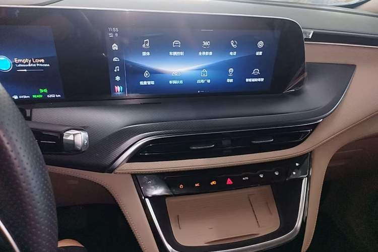 Used Buick GL8 New Energy 2025 Lu Shang Luxury Edition 7-Seater Audio And AC Panel