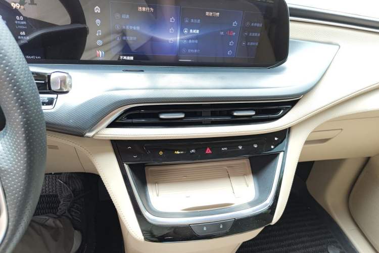 Used Buick GL8 New Energy 2025 Lu Shang Luxury Edition 7-Seater Audio And AC Panel
