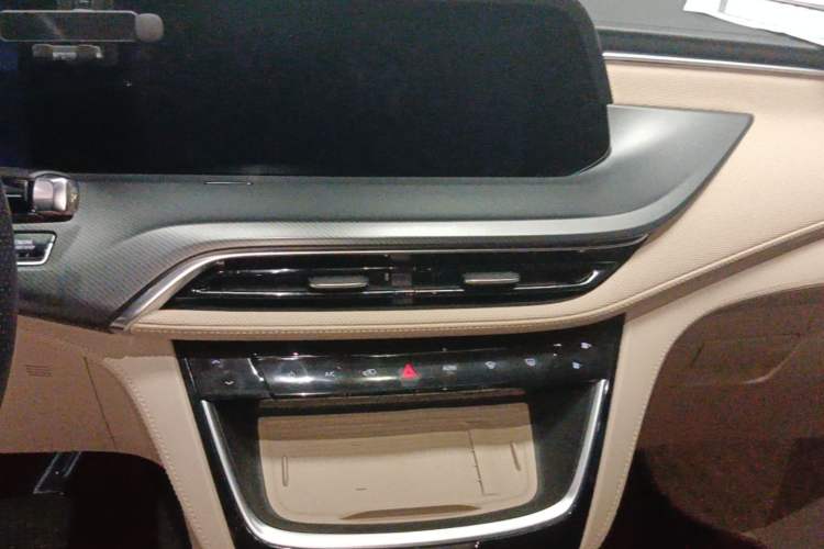 Used Buick GL8 New Energy 2025 Lu Shang Luxury Edition 7-Seater Audio And AC Panel