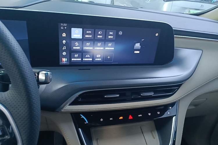 Used Buick GL8 New Energy 2025 Lu Shang Luxury Edition 7-Seater Audio And AC Panel