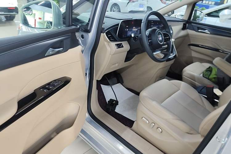 Used Buick GL8 New Energy 2025 Lushang First-Drive Edition 7-Seater Driver Seat