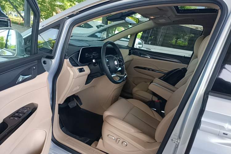 Used Buick GL8 New Energy 2025 Lu Shang Luxury Edition 7-Seater Driver Seat
