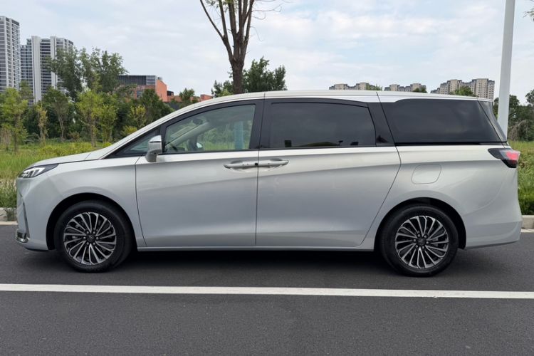 Used Buick GL8 New Energy 2025 Lu Shang Luxury Edition 7-Seater Exterior 2